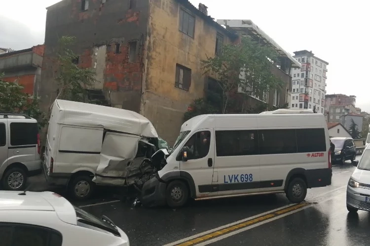 İstanbul'da hatalı sollama ve hız kazaya neden oldu: 8 yaralı haberinin görseli