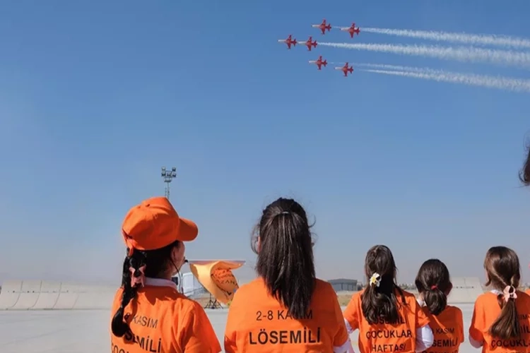 SOLOTÜRK ve Türk Yıldızları lösemili çocuklar için uçtu haberinin görseli