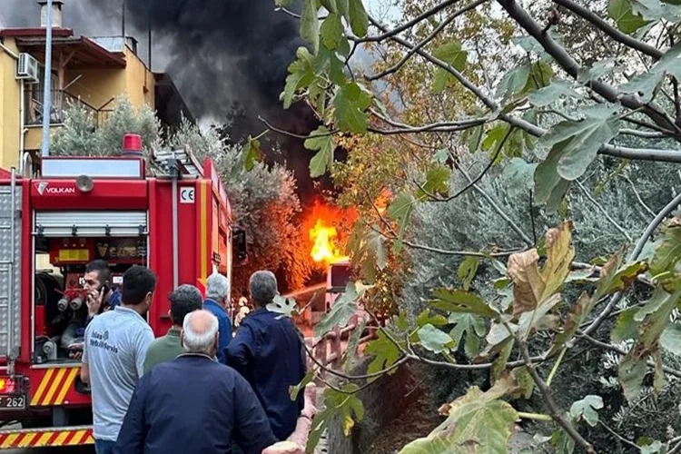 Manisa’da seyir halindeki minibüs alev aldı