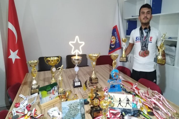 Silifkeli Atlet Okan Yumuk, başarıdan başarıya koşuyor haberinin görseli