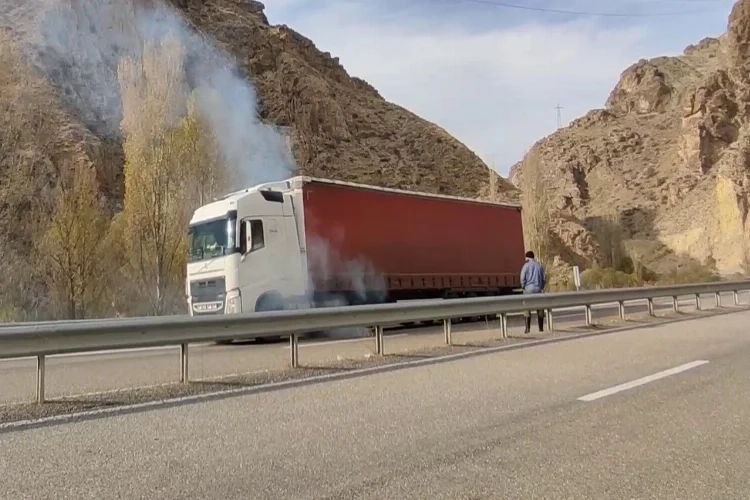 Erzurum'da seyir halindeki tır aniden alev aldı