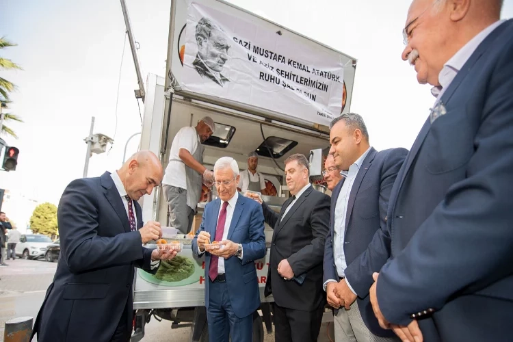 Alsancak’ta Atatürk için lokma dağıtıldı haberinin görseli