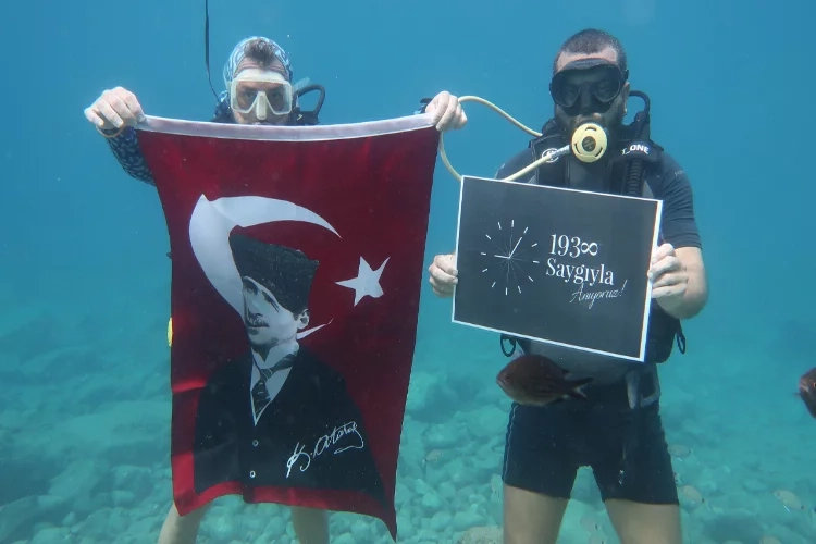 Atatürk 10 metre derinlikte Türk bayrağı açılarak anıldı haberinin görseli