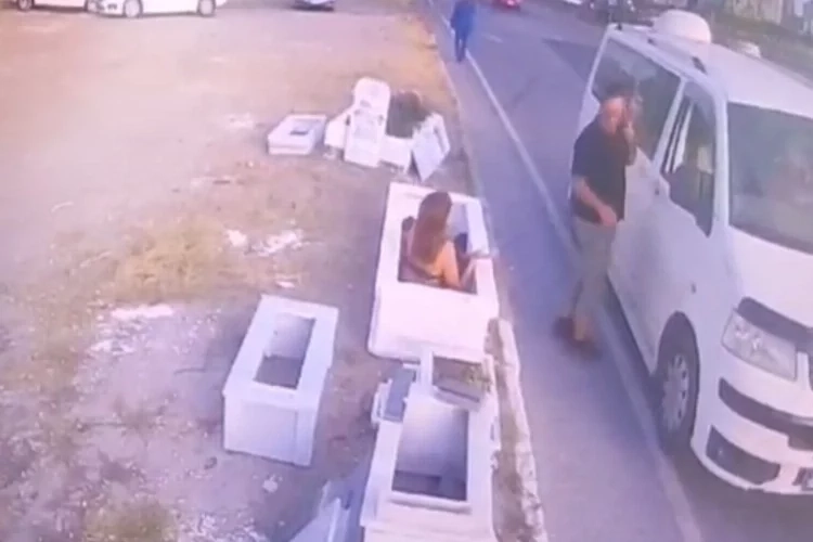 İstanbul'da bir kadın boş mezara girdi haberinin görseli
