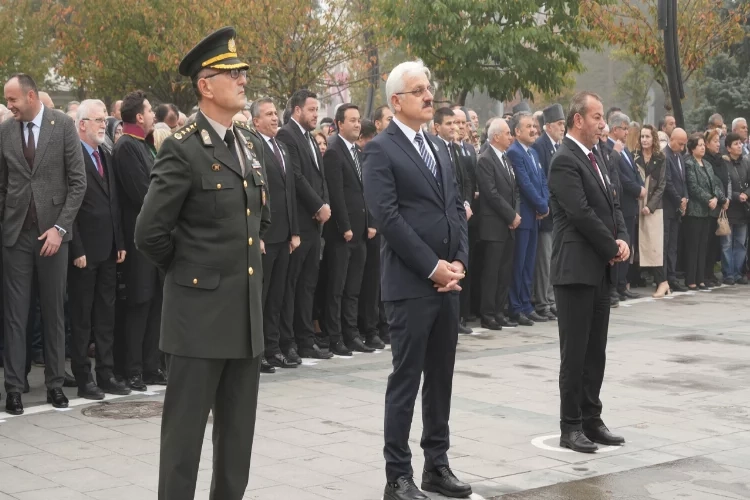 Bolu'da Mustafa Kemal Atatürk için saygı duruşu haberinin görseli