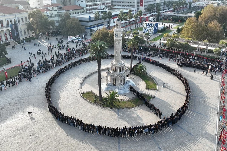 Konak Atatürk Meydanı’nda unutulmaz koreografi haberinin görseli