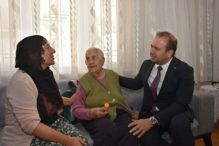 Sağlık Müdürü Şenkul, yaşlı çınarları unutmadı haberinin görseli