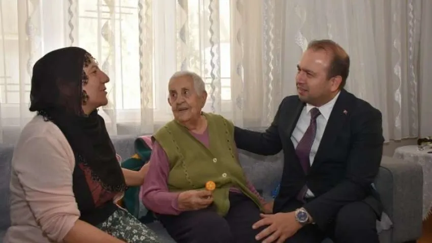 Sağlık Müdürü Şenkul, yaşlı çınarları unutmadı haberinin görseli