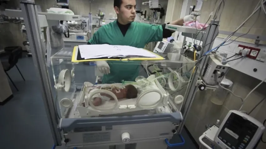 Filistin Sağlık Bakanlığı: Kuvözde 39 bebek ölümle mücadele ediyor haberinin görseli