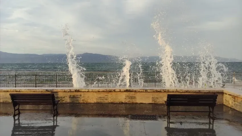 Bursa’da okulun çatısı uçtu