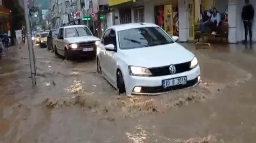 Balıkesir'de 5 dakikalık sağanak hayatı felç etti haberinin görseli