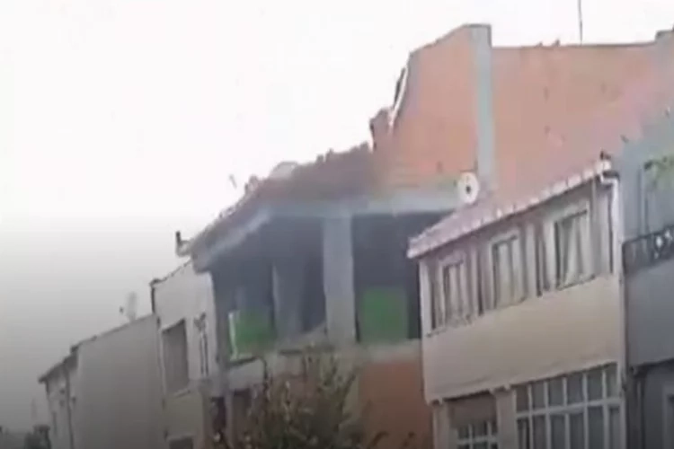 İstanbul'da fırtına etkili oldu: Bir binanın duvarı yıkıldı haberinin görseli