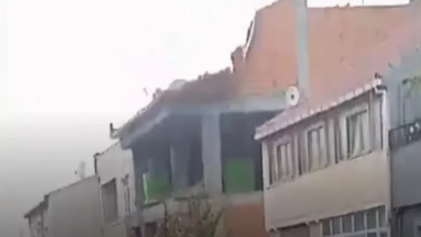 İstanbul'da fırtına etkili oldu: Bir binanın duvarı yıkıldı haberinin görseli