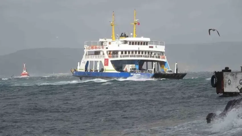 Fırtına nedeniyle Çanakkale Boğazı’ndaki tüm feribot seferleri iptal edildi haberinin görseli