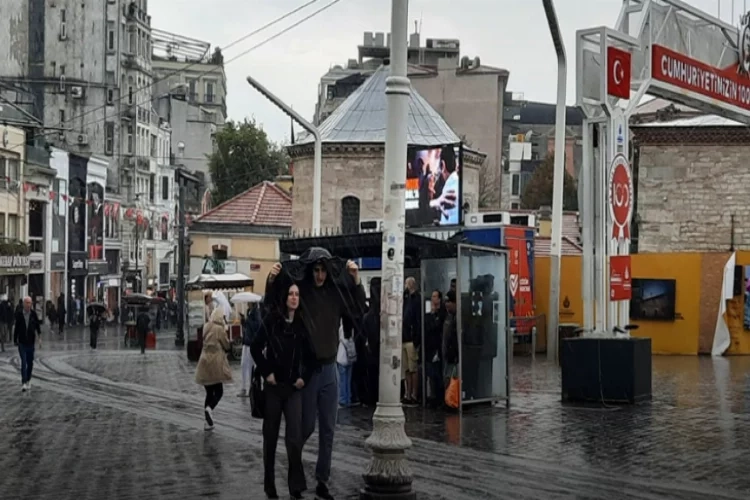 İstanbul sağanak yağışa teslim oldu: Vatandaş korunacak yer aradı haberinin görseli