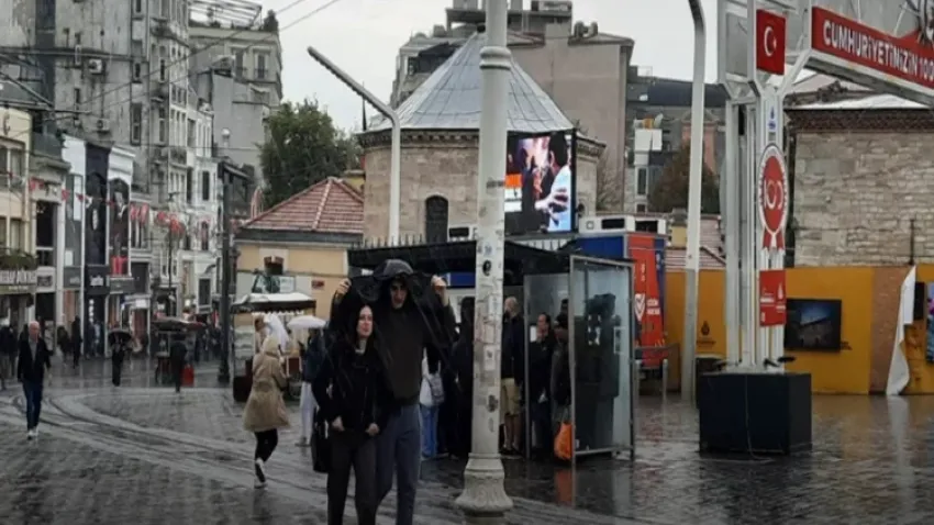 İstanbul sağanak yağışa teslim oldu: Vatandaş korunacak yer aradı haberinin görseli