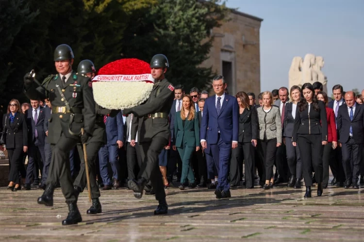 Özgür Özel, PM üyeleriyle Anıtkabir’i ziyaret etti haberinin görseli