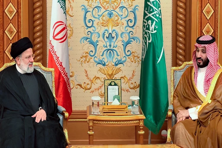 İran Cumhurbaşkanı Reisi, Suudi Arabistan Veliaht Prensi Selman ile görüştü  haberinin görseli