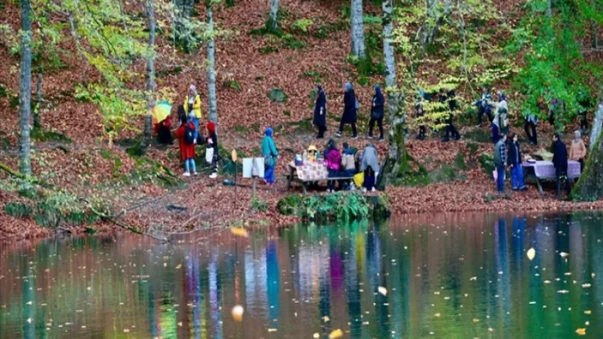 Yedigöller, sonbaharın güzelliği eşliğinde ziyaretçilerini ağırlıyor