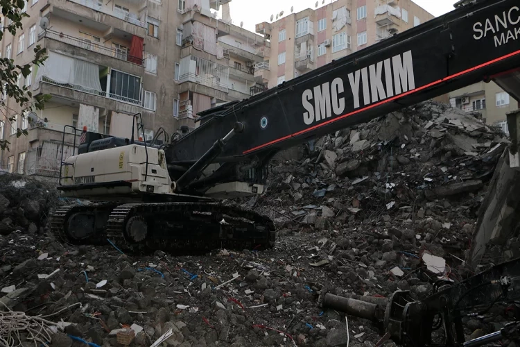 Diyarbakır’da ağır hasarlı bina kontrollü yıkımda süzüle süzüle çöktü