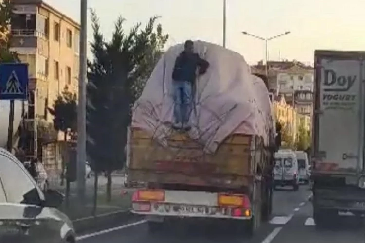 Tır'ın kasasında tehlikeli yolculuk haberinin görseli
