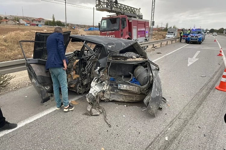 Afyonkarahisar'da iki otomobil çarpıştı: Ölü ve yaralılar var! haberinin görseli