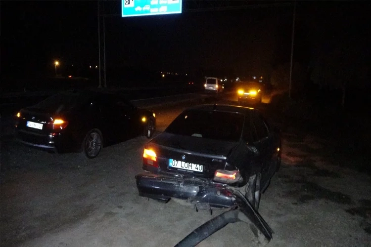 Antalya’da kaza: Kırmızı ışıkta duran otomobile çarptı