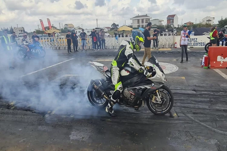 Antalya’da nefes kesen motodrag yarışı