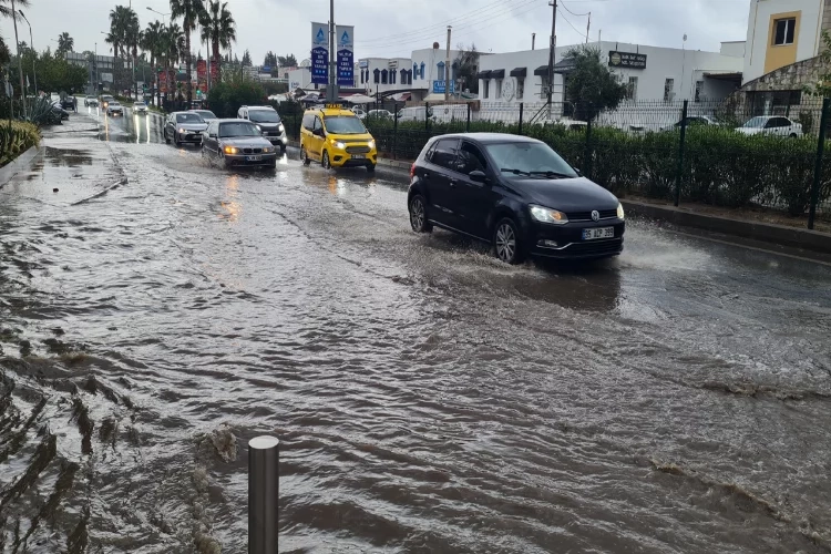 Bodrum'da sağanak etkili oldu, yollar göle döndü