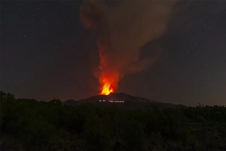 Etna Yanardağı yeniden faaliyete geçti