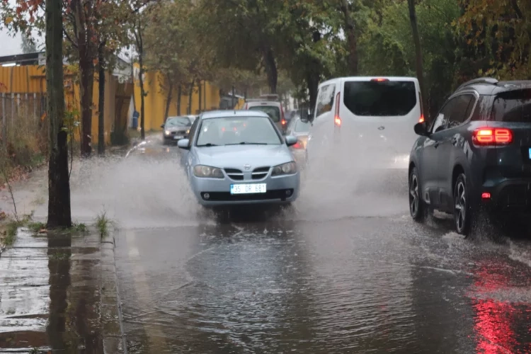 İzmir haber: Sağanak yolları göle çevirdi