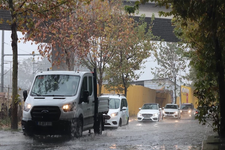 İzmir haber: İzmir’i sağanak yağış vurdu