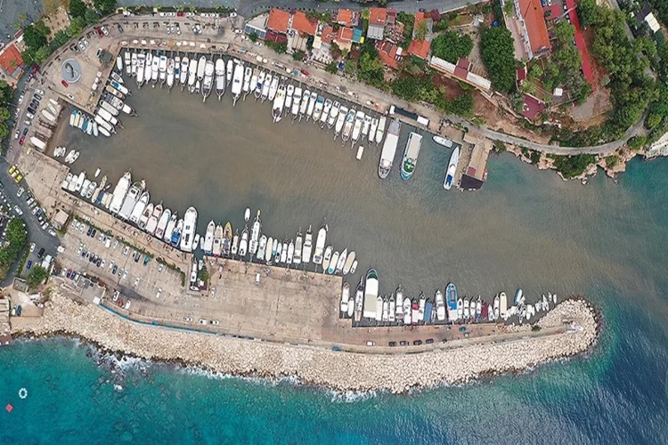 Kaş'ta yağmurun ardından denizin rengi değişti haberinin görseli