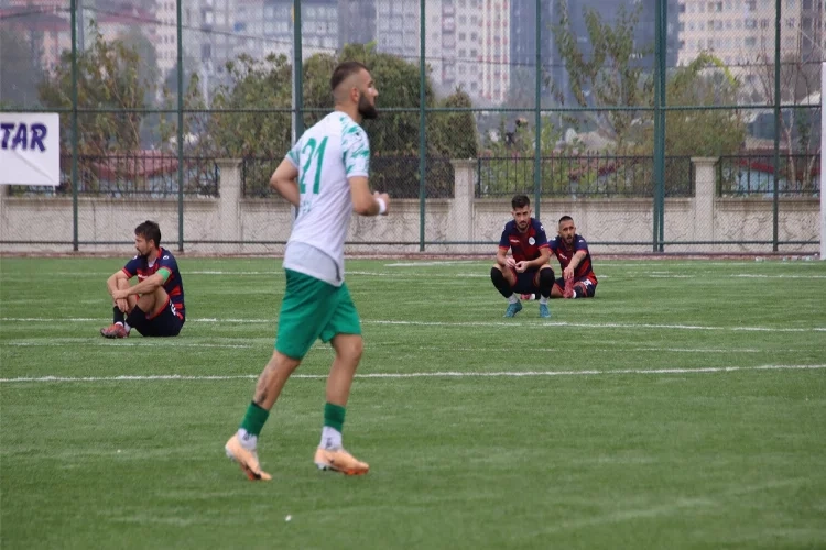 Hakemin kararını beğenmeyen futbolculardan maç bırakma eylemi