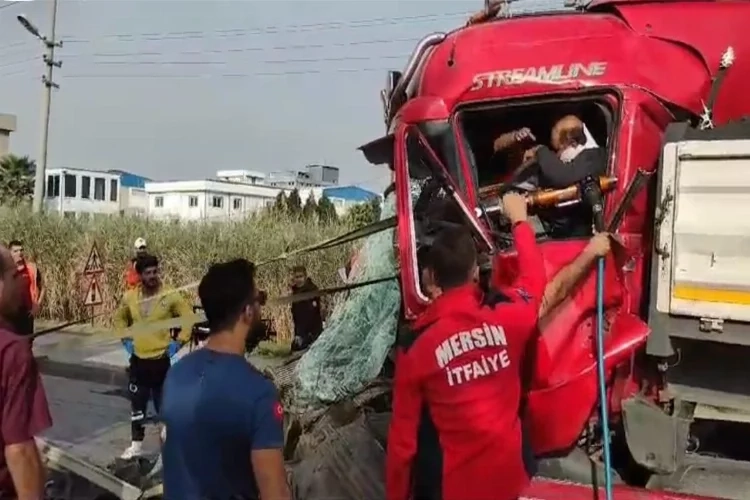 Tırda sıkışan sürücü için itfaiye ekipleri seferber oldu