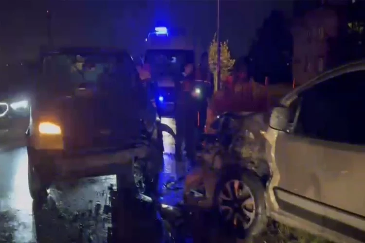 Bursa'da 2 araç çarpıştı: Yaralılar var! haberinin görseli
