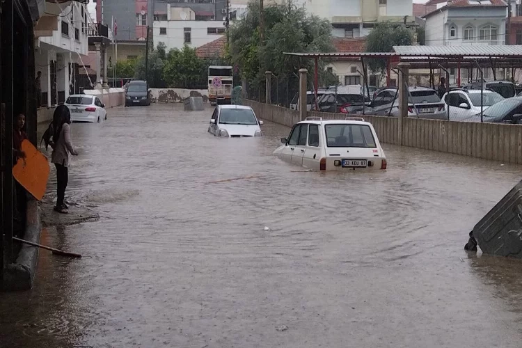 Silifke'de sağanak yağış: Araçlar suya gömüldü haberinin görseli