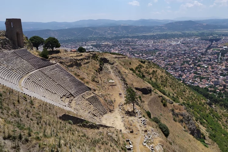 İzmir Bergama'da 486 m² konut imarlı arsa satışa sunuldu