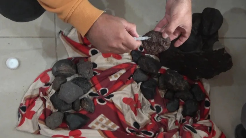 Muş’ta bir vatandaş mantar toplarken gök taşı buldu