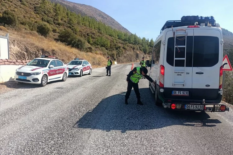 İzmir'de jandarmanın trafik denetimi sürüyor: 160 sürücüye ceza