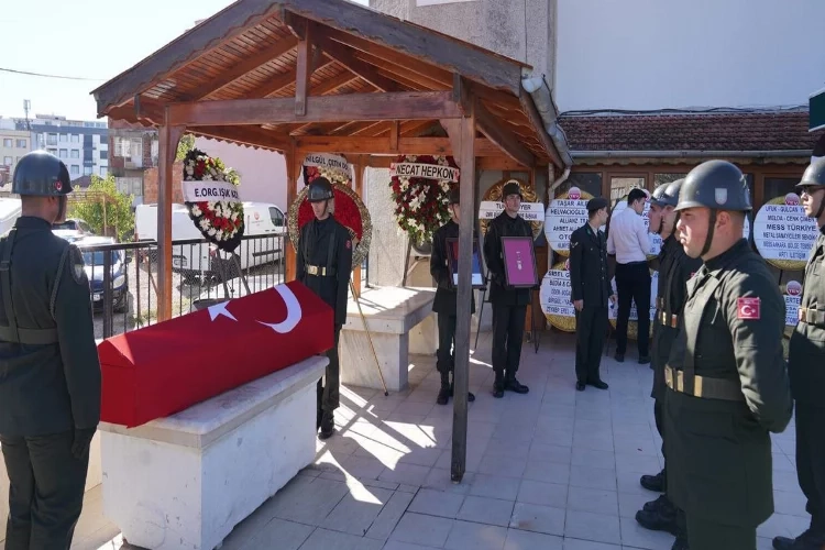 28 Şubat generallerinden Kamuran Orhon İzmir’de defnedildi haberinin görseli