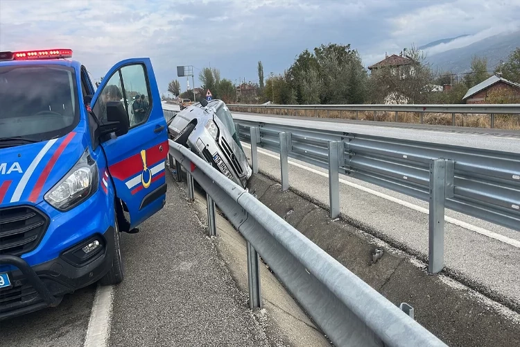 Kastamonu’da otomobil bariyerlere çarptı