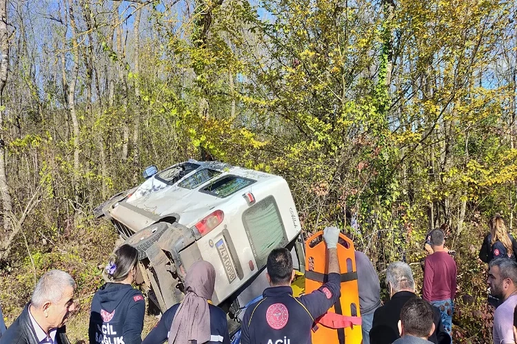 Yolcu minibüsü şarampole devrildi: 1 ölü, 11 yaralı