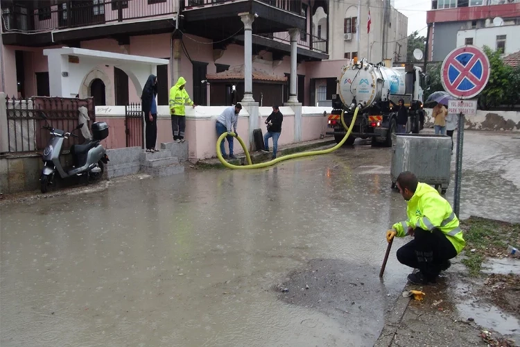 Mersin’de yağış sonrası ekipler su tahliyesine başladı haberinin görseli