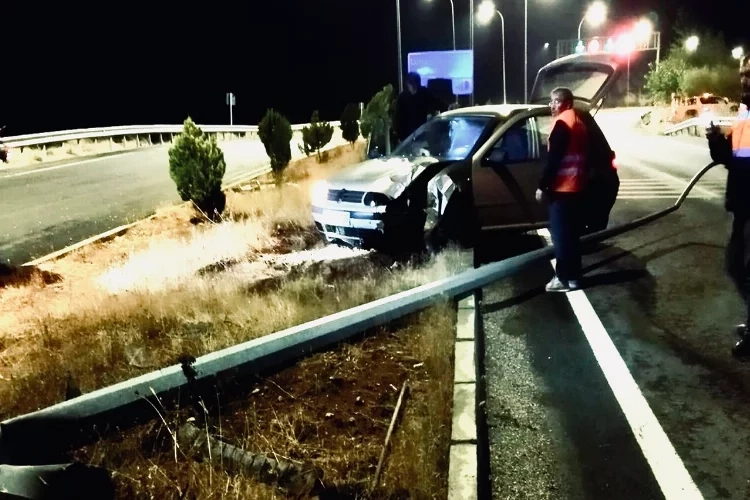 Otomobil elektrik direğine çarptı: 4 kişi yaralandı