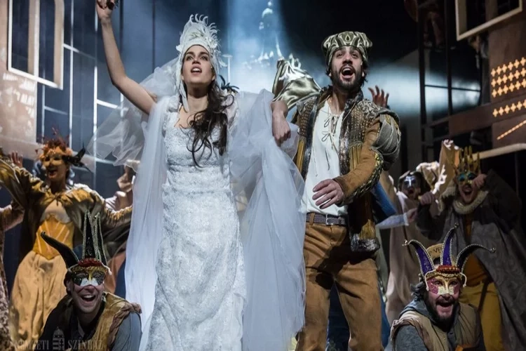 Romeo ve Juliet'i oynayan tiyatrocular balkondan düştü haberinin görseli