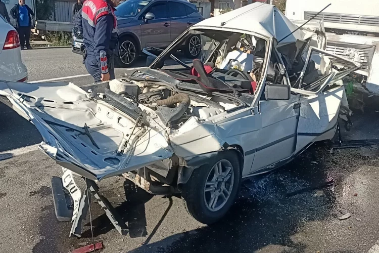 Sakarya’da zincirleme trafik kazası: Araç hurdaya döndü haberinin görseli