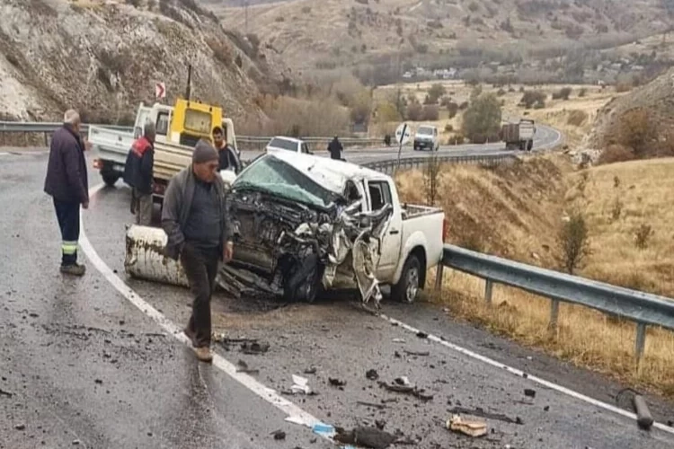 Sivas’ta pikap ile tır çarpıştı