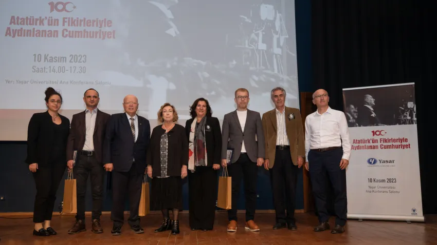 Yaşar Eğitim ve Kültür Vakfı Müdürü Sema Kemahlı Sertifika Takdim Etti