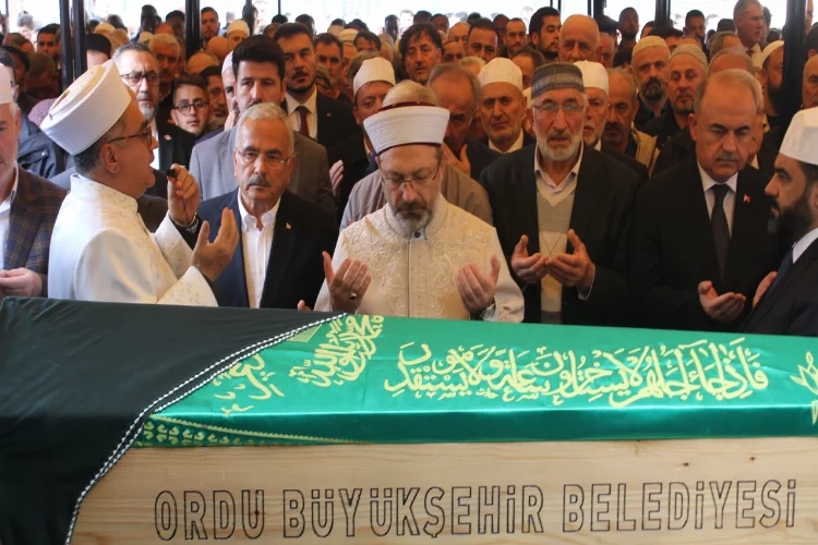 Diyanet İşleri Başkanı Erbaş’ın annesi son yolculuğuna uğurlandı haberinin görseli